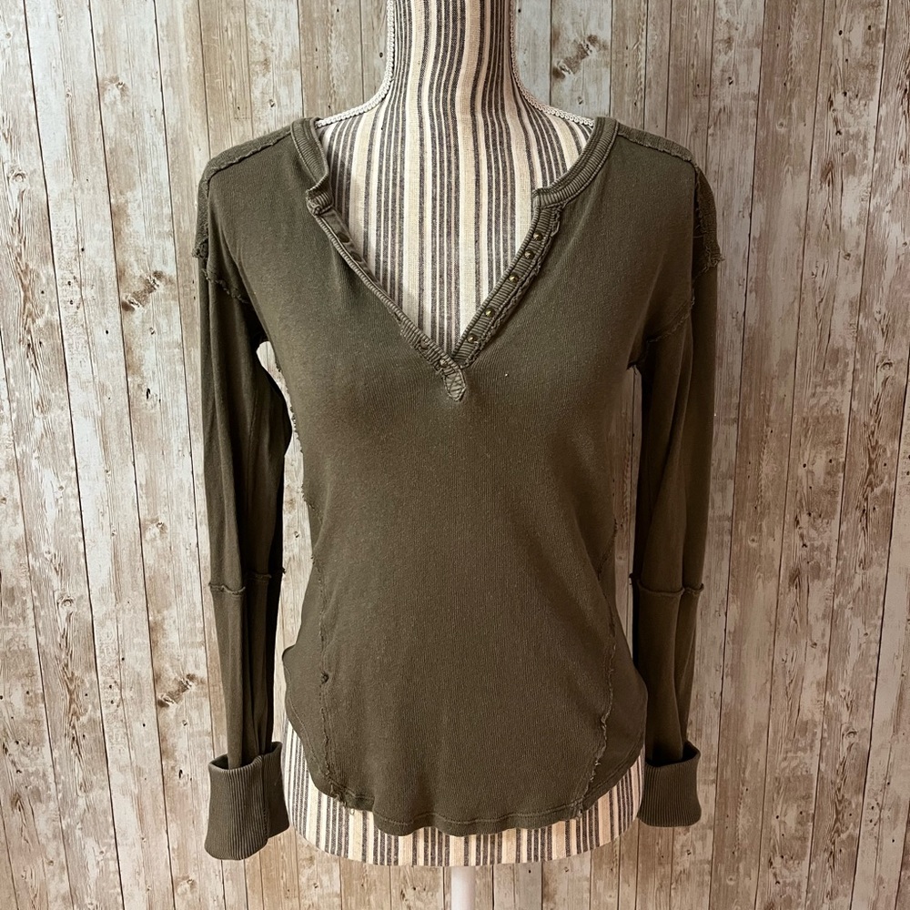 FREE PEOPLE V-neck thermal.